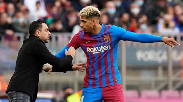 Xavi destaca a Ronald Araújo y Barcelona va por su renovación (Getty Images)