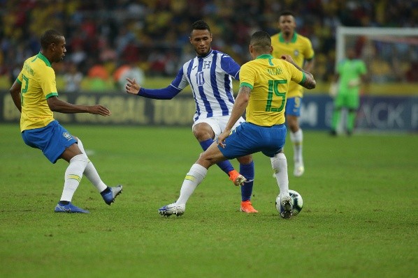 (Foto: Guilherme Hahn/AGIF) - Fernandinho em jogo do Brasil