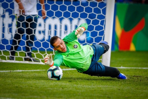 ( Foto: Thiago Calil/AGIF) - Ederson jogando pelo Brasil