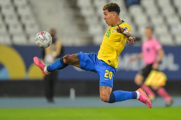 ( Foto: Thiago Ribeiro/AGIF) Firmino pela Seleção Brasileira
