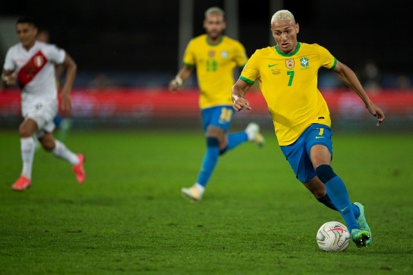 (Foto: Jorge Rodrigues/AGIF) Richarlison jogando pelo Brasil