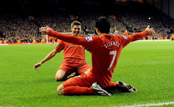 Gerrard y Suárez, compañeros en Liverpool. (Getty)