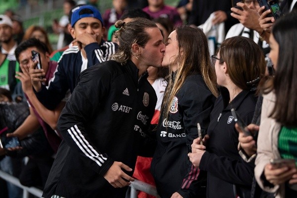 Santi Giménez festejó su gol en el Tri con su novia Fer Serrano. (Imago7)