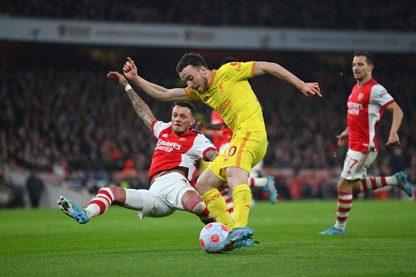 Acción de juego entre Arsenal y Liverpool. Getty.