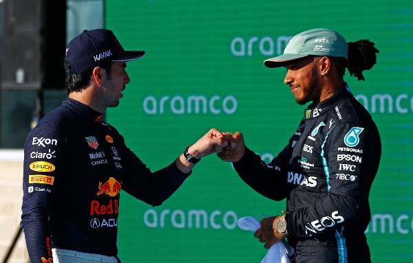 Sergio Pérez se saluda con Lewis Hamilton (Getty Images)