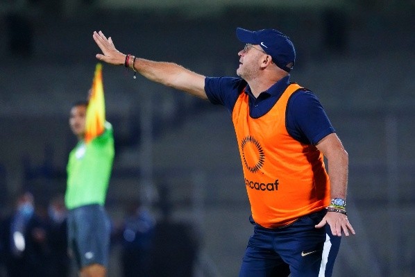 El entrenador de Pumas durante el partido. FOTO: Imago7