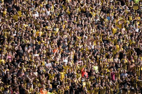 Hinchada de Peñarol. Twitter Peñarol.