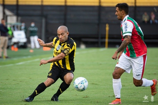 Acción de juego en el Campeón del Siglo. Twitter,