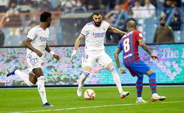 Acción de juego entre Real Madrid y Barcelona. Getty.