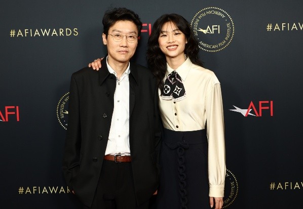 O diretor Hwang Dong-Hyuk e a atriz Jung Ho-yeon - Foto: Emma McIntyre/Getty Images