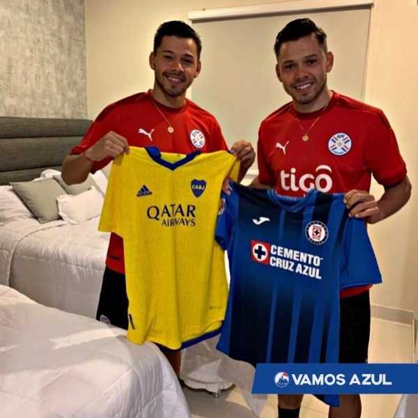 Ángel y Óscar Romero intercambiando playeras