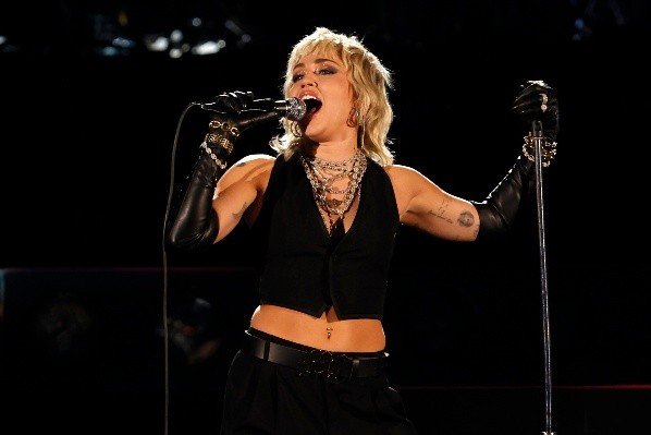 Miley Cyrus se apresentará no Lollapalooza Brasil 2022 - Foto: Jamie Squire/Getty Images