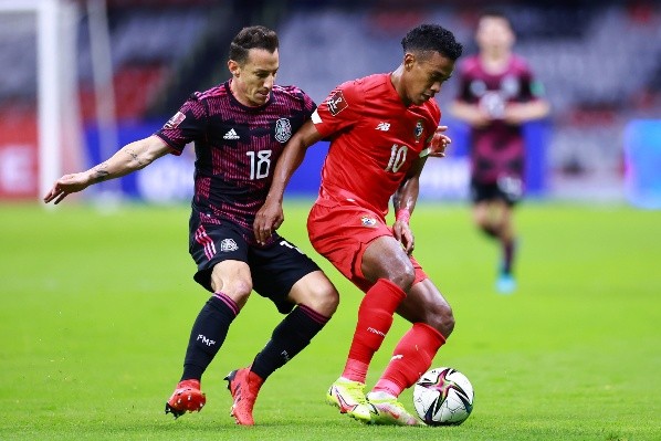 Andrés Guardado reveló que el pasto del Azteca no está bien (Getty Images)