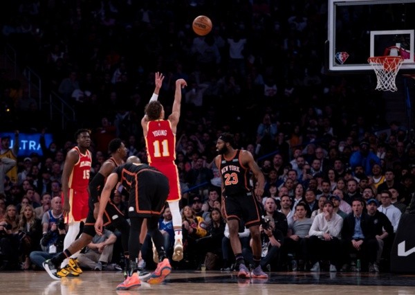 Trae Young anotando parte de sus 45 puntos ante Knicks (Getty Images)