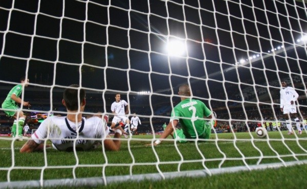 Landon Donovan anotando agónico gol a Argelia en Sudáfrica 2010 (Getty Images)