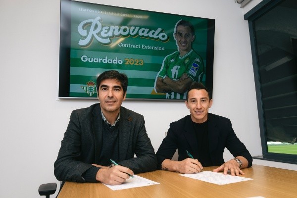 Andrés Guardado firmando su nuevo contrato con Betis (Betis)