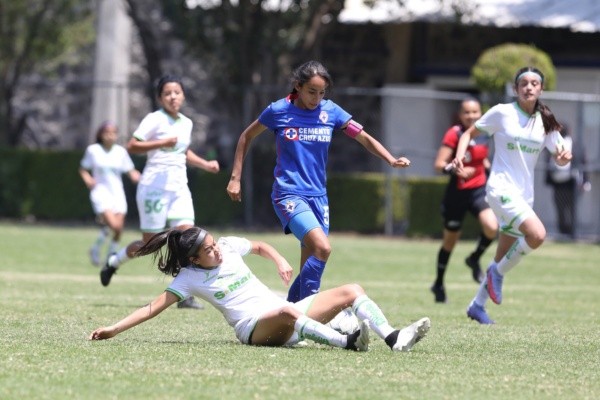 Durante las acciones del partido en La Noria. (Imago 7)