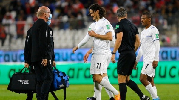 Cavani salió por una lesión muscular en su pierna derecha