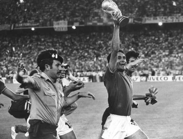 Claudio Gentile levantando la Copa del Mundo 1982 (Foto. Getty Images)