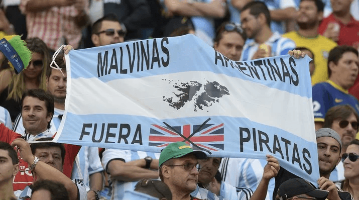Las banderas de Malvinas no dejan de aparecer en las canchas argentinas.