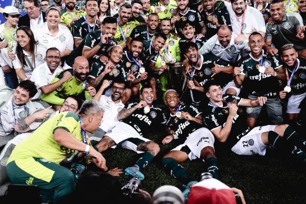Foto: (Ettore Chiereguini/AGIF) - Jogadores do Palmeiras comemoram o título paulista
