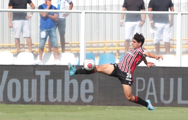 Moreira com a camisa do São Paulo (Foto: Miguel SCHINCARIOL/São Paulo FC)