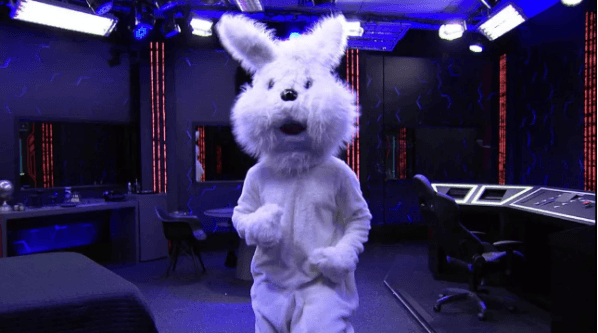 Arthur vestido de coelho no quarto secreto do BBB 22. Foto/Globo