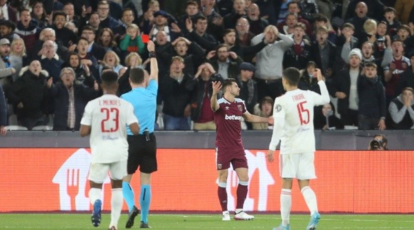 La expulsión de Cresswell complicaba a West Ham