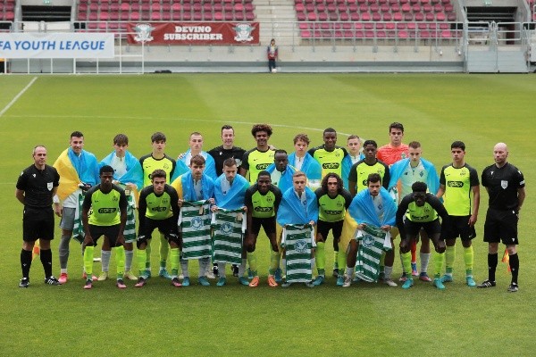 Las camisetas del Sporting con el mensaje de paz (Getty)