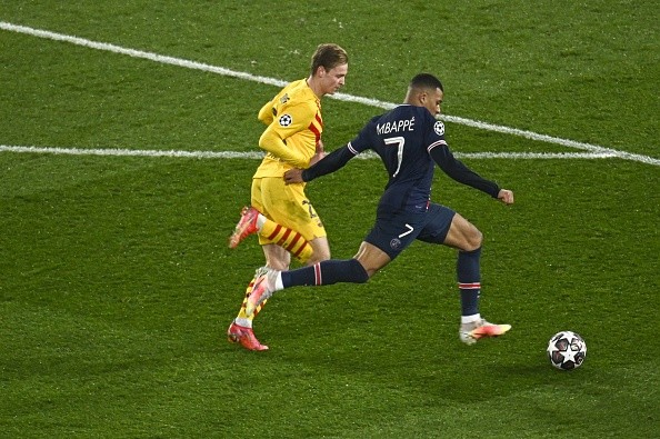 Enfrentamiento de Mbappé con Barcelona. Getty.