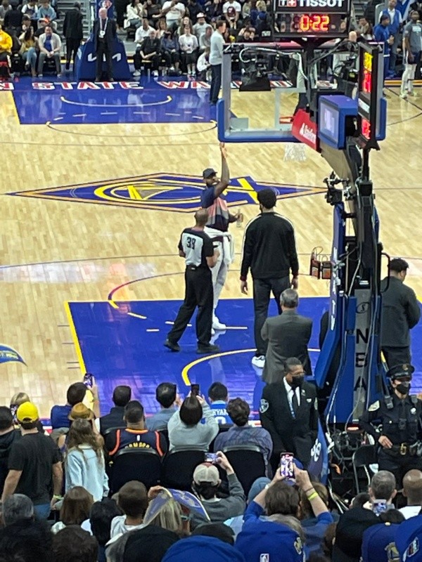 LeBron James en Warriors vs. Lakers (Foto: @ChefTelmo)