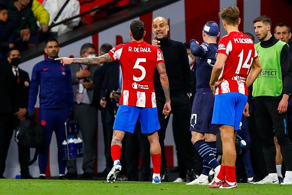 Guardiola en discusión con De Paul. Getty.