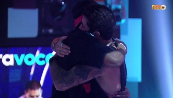 Paulo André e Pedro Scooby se abraçando durante festa no BBB 22 - Imagem: Reprodução/Globo