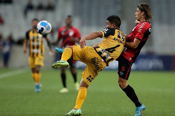 Acción de juego entre The Strongest y Paranaense. Getty.