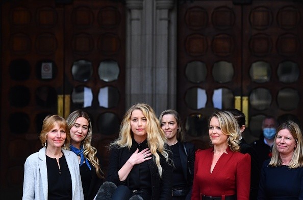 Amber na saída do tribunal em Londres. Créditos: Getty Images