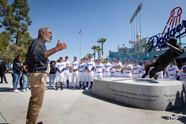 David, hijo de Jackie Robinson, junto al plantel actual de los Dodgers (@Dodgers)