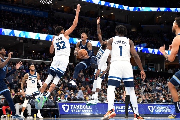 Ja Morant ante Karl-Anthony Towns y Anthony Edwars (Foto: Getty Images).