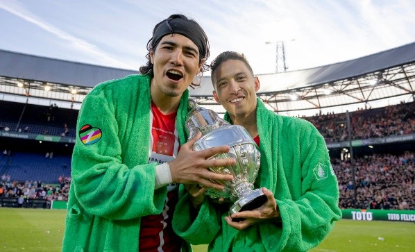 ROTTERDAM, NETHERLANDS - APRIL 17: Erick Gutierrez of PSV, Mauro Junior of PSV celebrating with the trophy during the Dutch KNVB Beker match between PSV v Ajax at the De Kuip on April 17, 2022 in Rotterdam Netherlands (Photo by Rico Brouwer/Soccrates/Getty Images)-Not Released (NR)