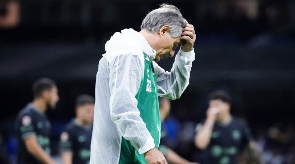 Ciudad de Mexico, 20 de abril de 2022. Ariel Holan director tecnico en lamento, durante el partido de la jornada 15 del Torneo Grita Mexico Clausura 2022 de la Liga BBVA MX, entre las Águilas del America y los Esmeraldas de León, celebrado en el estadio Azteca. Foto: Imago7/ Rafael Vadillo