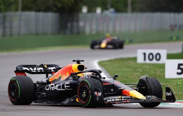 Checo corriendo desde atrás a Verstappen (Getty Images)