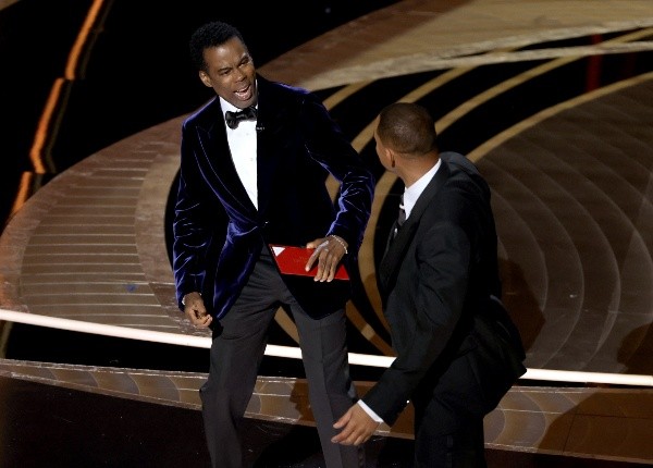 Momento em que Will Smith dá um tapa no rosto de Chris Rock - Foto: Neilson Barnard/Getty Images