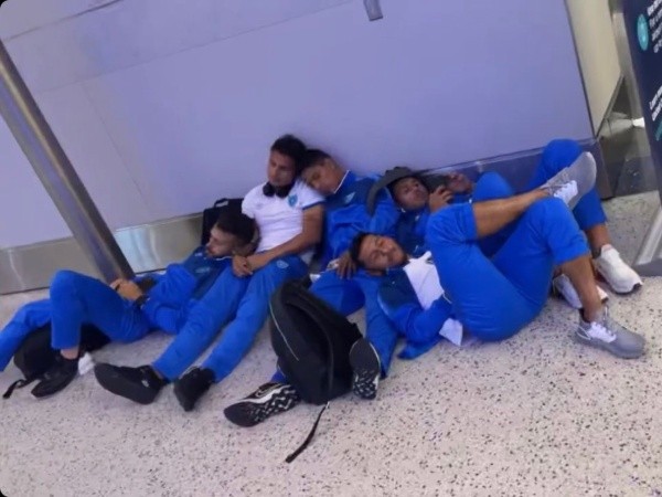 Selección de Guatemala durmiendo en el Aeropuerto (@delvalle_espn)