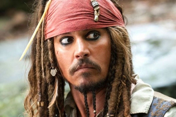 Johnny Depp interpretando Jack Sparrow na saga de &quot;Piratas do Caribe&quot; - Imagem: Reprodução/Disney