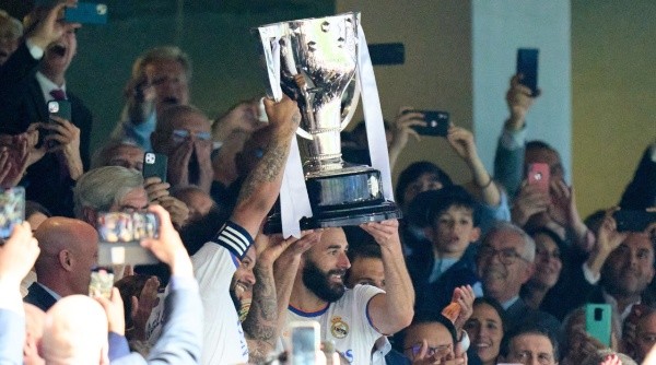 Benzema, levantando el trofeo de campeón de LaLiga (Getty)