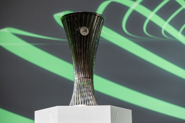 El trofeo de la Conference League (Foto: Getty Images)