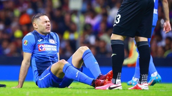 Ciudad de Mexico, 30 de abril de 2022. Pablo Aguilar resultó lesionado, durante el partido de la jornada 17 del torneo Grita Mexico Clausura 2022 de la Liga BBVA MX, entre las Águilas del America y la Máquina Celeste del Cruz Azul, celebrado en el Estadio Azteca. Foto: Imago7/ Eloisa Sánchez