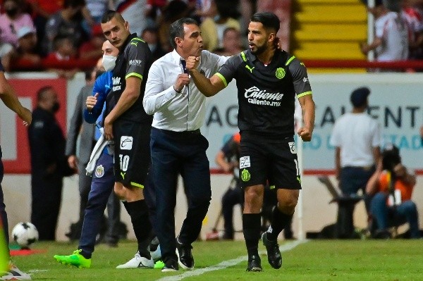 Aguascalientes, Aguascalientes, 29 de abril de 2022. Ricardo Cadena director tecnico y Miguel Ponce en festejo de gol, durante el partido de la jornada 17 del torneo Grita Mexico Clausura 2022 de la Liga BBVA MX, entre los Rayos del Necaxa y las Chivas Rayadas del Guadalajara, celebrado en el estadio Victoria. Foto: Imago7/Sebastian Laureano Miranda