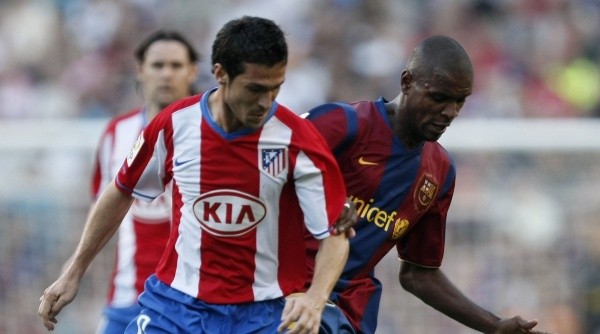 Luis García ante Abidal, en un Atlético de Madrid vs. Barcelona en 2007