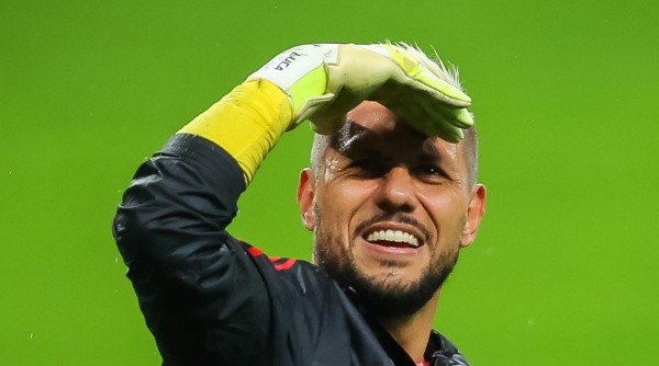 Diego Alves pode estar de saída do Flamengo (Foto: Pedro H. Tesch/AGIF)