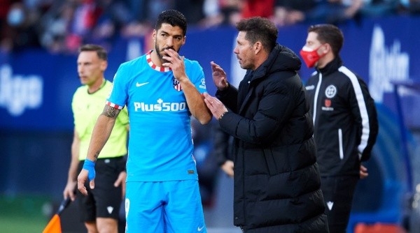 Luis Suárez junto a Diego Simeone en un partido de LaLiga